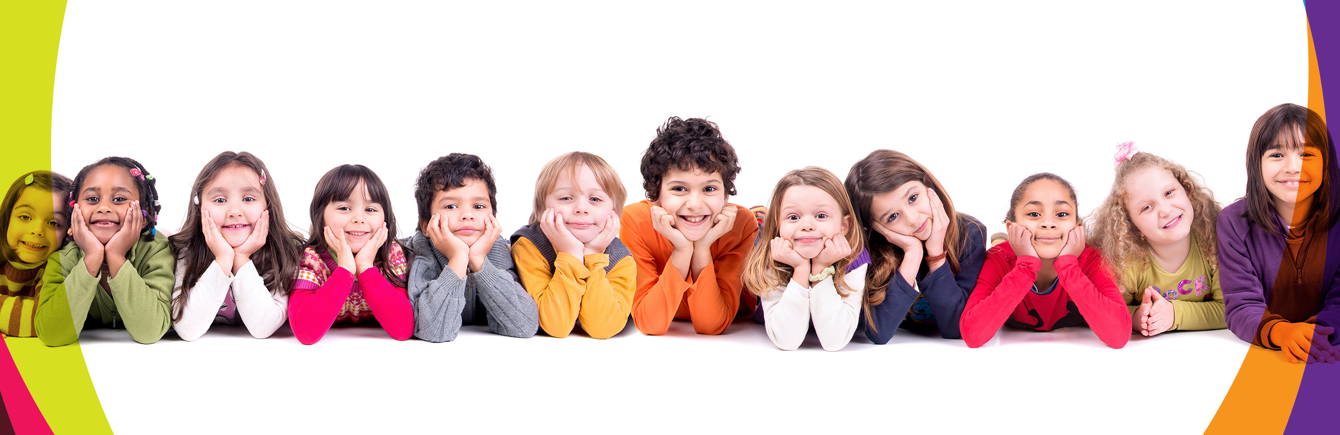 foto de várias crianças de diversas etinias, deitadas de bruços, sorrindo e com os cotovelos no chão