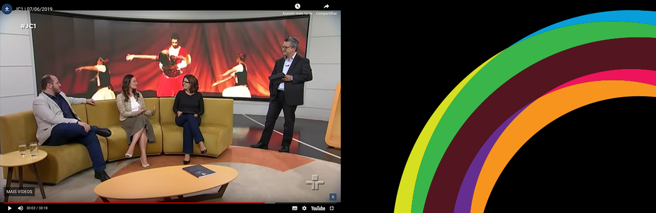 Foto do vídeo postado pela TV Cultura, onde aparecem Roberto Maluhy Jr., Fernanda Bianchini e os jornalistas Andresa Boni e Aldo Quiroga do JC1, compondo a foto o círculo com cores do logo ED5.